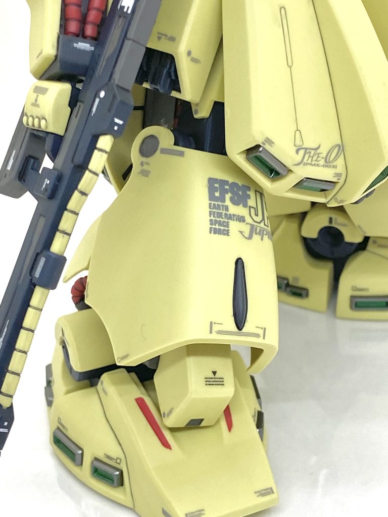 膝部のEFSFのマーキングはガンダムver.kaから使い、ビームライフルはMGに見える様に塗り分けました。