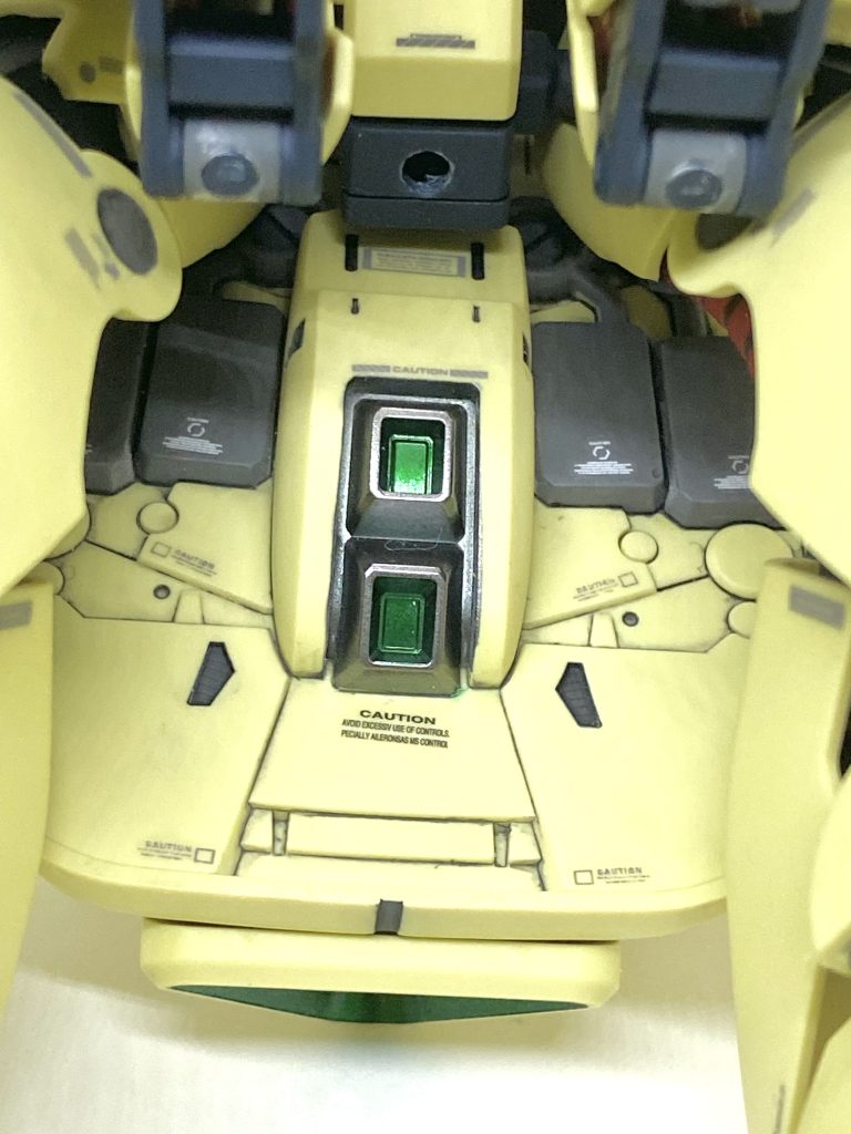 見えにくい後ろのスカート裏も抜かりなしで塗り分けたりデカール貼ったりしています。