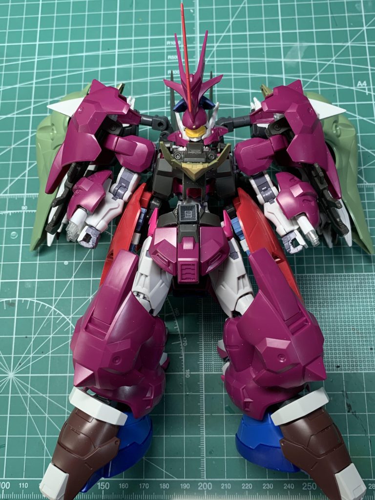 本機自体は本編1期の5話放送時くらいにグエルさんのカリスマに感銘を受けて作り始めたものなので、パージギミック含めて元々は某黒百合さんをそこまで意識してはいなかったりします。(ディランザと見せかけて中身はガンダム的なネタがやりたかったのです)ただ、塗装段階で黒系の配色を考えていた際にいっそのこと思いっきり寄せてみようと思いつき、現在に至る感じになります。