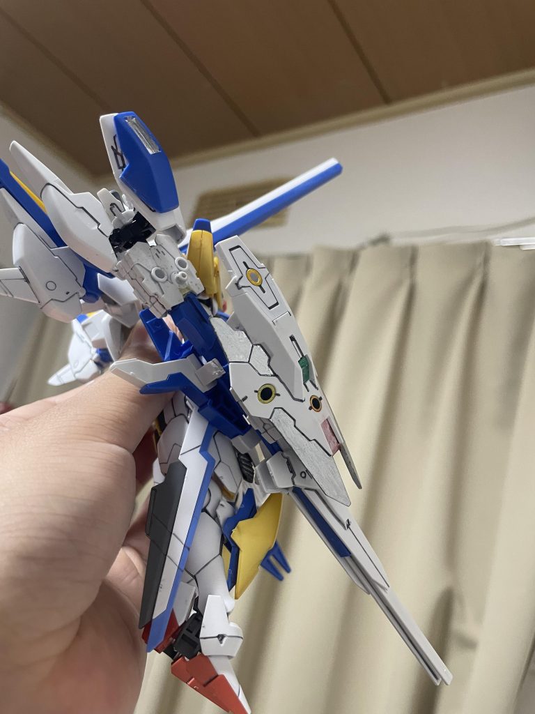 実際のバリアブルロッドライフルはスマートなので、こちらは左手のシールドと対になるようにいかつめにしてみました！カラーリングも白ベースにしてキャリバーンを想起させるように工夫しておりまして、右から見るとキャリバーンやエアリアルなどの水星の魔女っぽく、左から見るとV2ABの要素が強く見えるようにしてます！たのしー！