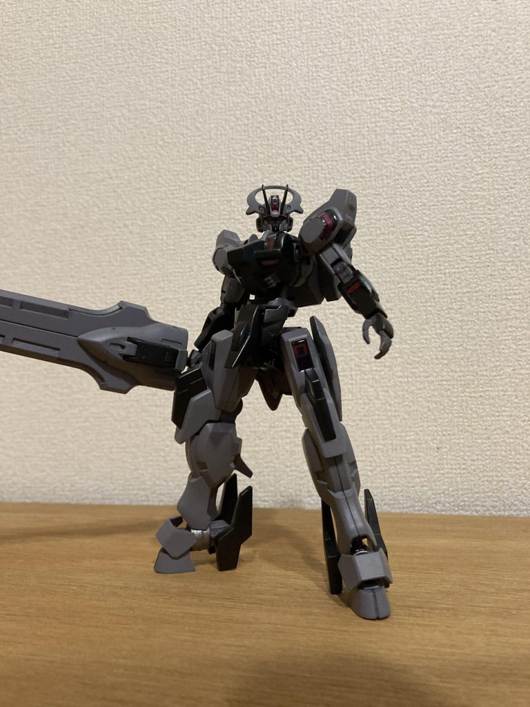 グレーが濃すぎました。腰はボールジョイントの受けを下に移植、胸部との接続軸を上に移植し延長、胸部は左右に1mm ずつ幅増し、腕を前腕、二の腕で1mm ずつ延長してます。勘でやった割にはいいプロポーションになったと思ってます。