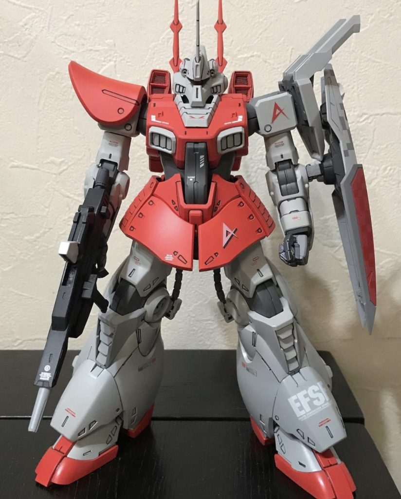 左腕にシールドを取り付けたので右腕のラウンドシールドは取り外しました。