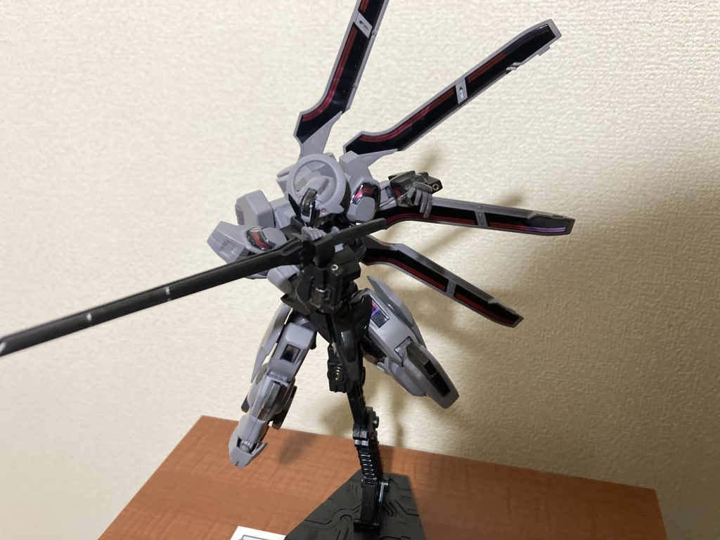 雑ですがガーディアンの一部ラピーテープを貼ってます。ネオジム磁石での固定にもしてます。わかりにくいですが、リボルバー部分に2mmの穴を開けてビーズを埋め込み銃口を表現しました。ガーディアンのバルカン部分には手持ちの工具や部品ではできず諦めました。