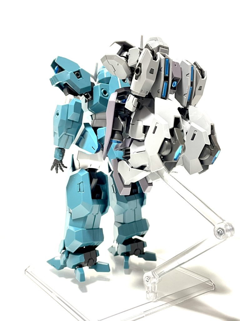 ルブリスウルの巨体がどうしてもセラヴィーガンダムを連想させる。GN粒子の重量軽減効果も無しにモビルスーツ３機背負って作戦地点まで行くのどう考えてもルブリスウルの股関節がモゲる。そんな屁理屈はどうでもいいから似てるから寄せてみたい。どうしようかなーと考えています。