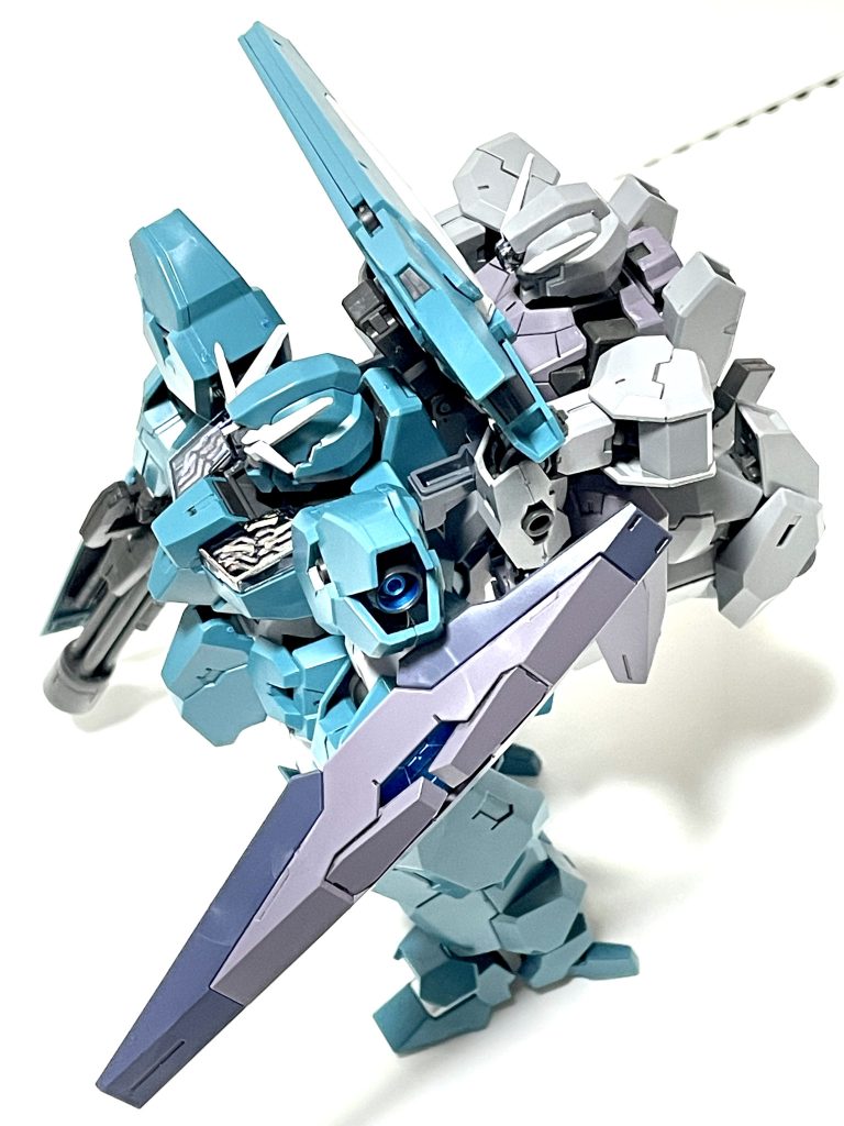 いただいたコメントを参考に、ありったけのジャンクから某ジョイントパーツをチョイス。無事に合体できました。武装のおかげでガンヴォルヴァの顔をひっそり隠す事にも成功。