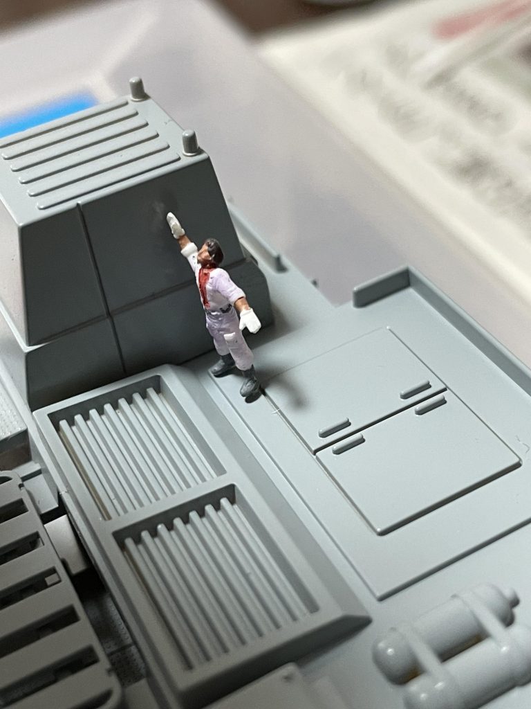 ニナとモーラはビルダーズパーツの人形を切ったり貼ったりして仕上げました・