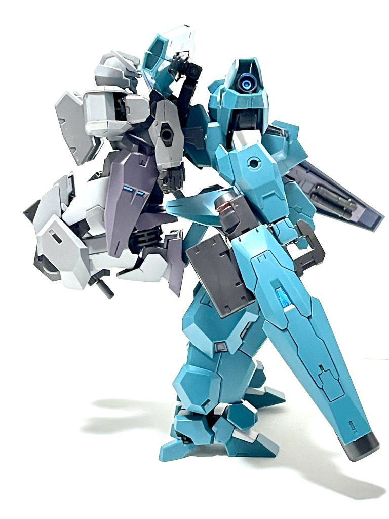 めちゃくちゃ重心が偏ってます。セラヴィーガンダムほど密着できず、ほぼ「MSが2機縦列してる」も同然。でも、武装も余さず持たせてとりあえず満足です!次の目標は、「ガンヴォルヴァをあと2機合体させること」です。