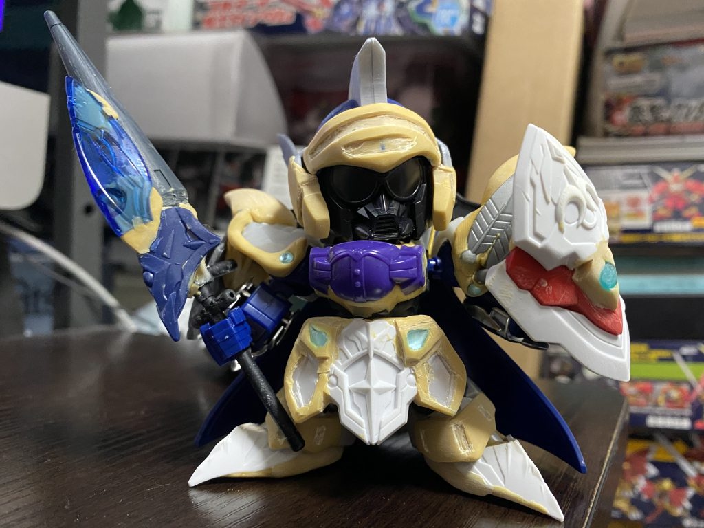 バイザーや足元はパテを盛ってから彫り込み入れます。