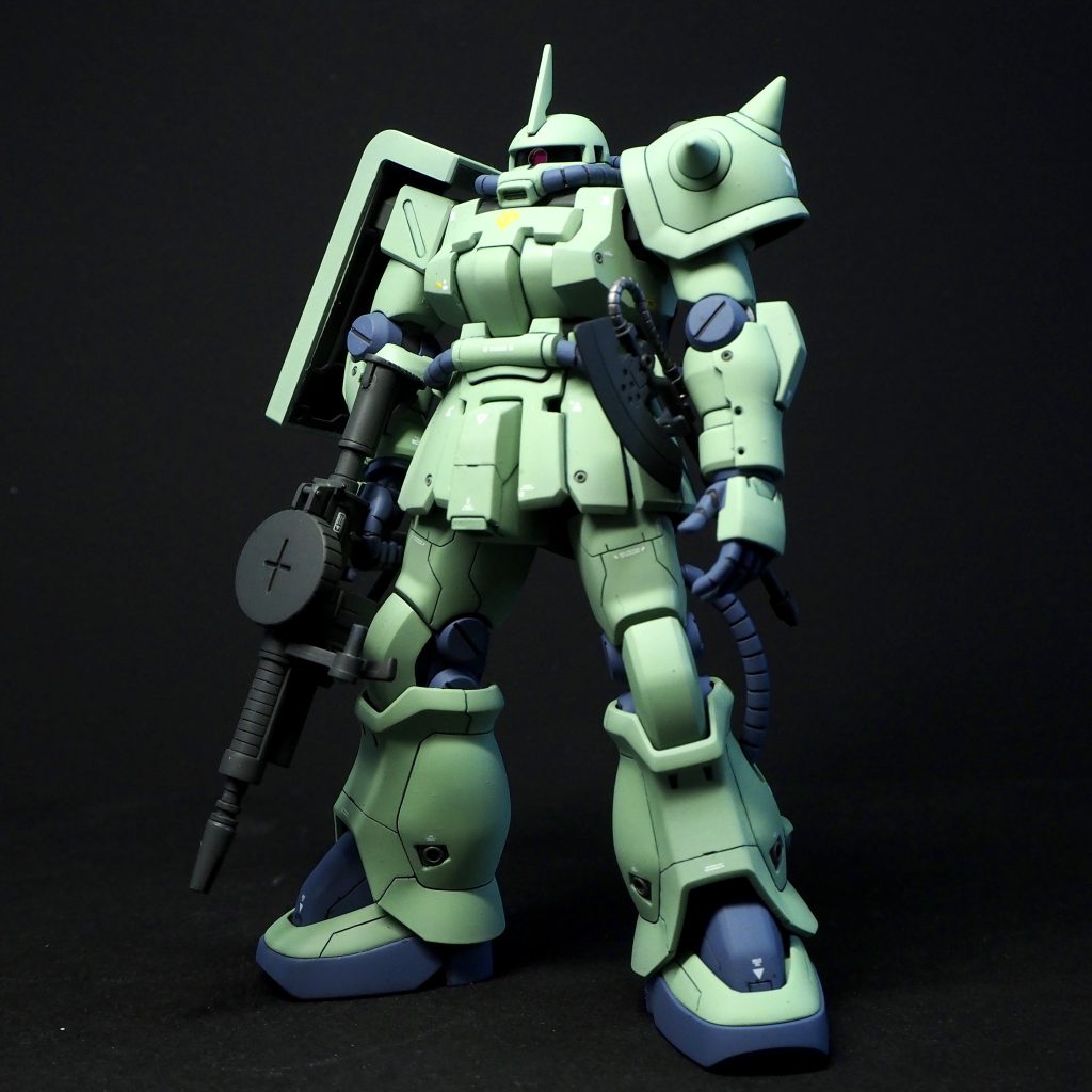 太腿部にオリジンザクと同じデザインのスジボリを入れました。