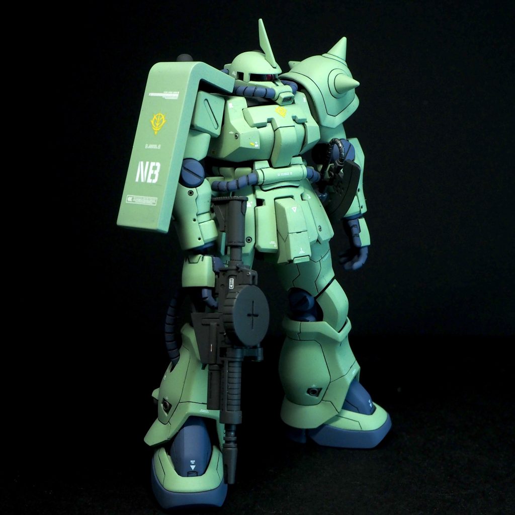 各所にうるさくならないようにスジボリを追加しています。