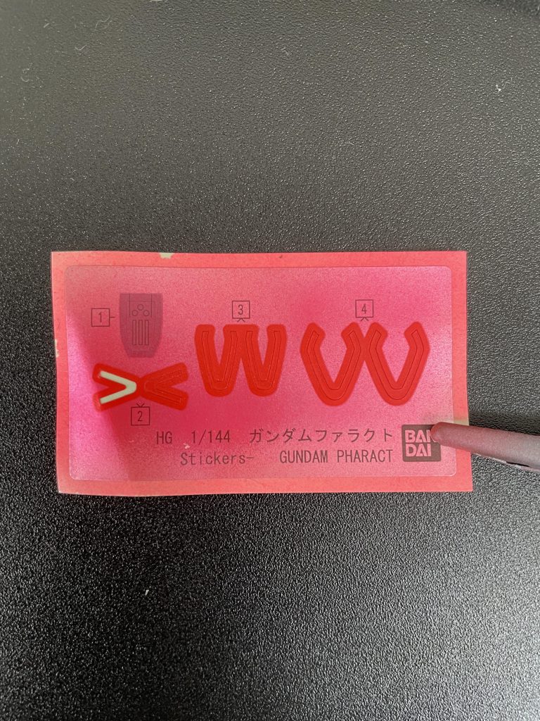 シール部分を塗り分ける技量がないのでシールに直接蛍光レッドを吹き付ける力業でごまかしてます。シ-ルの粘着力も多少落ちるだけで蛍光発光もするので簡易策としては使えるのか?