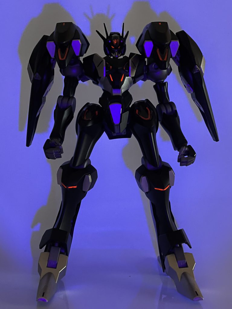 赤部分は蛍光レッドで塗装しており、光ります。