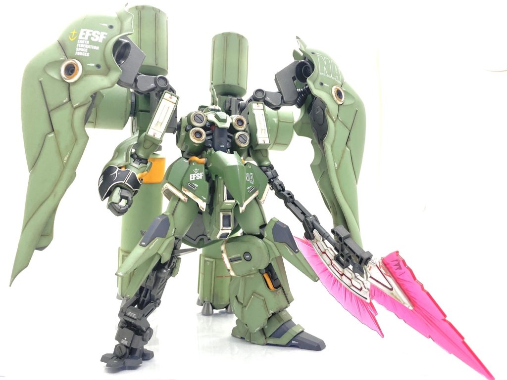 クシャトリヤ・リペアードは鹵獲兵器ですから・・・ミノフスキー粒子散布下ですとレーダーが効かず有視界戦闘が主流なのでかなりデカデカと所属のマーキングが見えないと味方から撃たれる可能性もあるから大きめのEFSFやネェル・アーガマのマーキングを貼り、連邦所属をアピールしています(自分はいつもミノフスキー粒子の設定を頭に入れ、基本的にどの作品も大きめの所属マークのデカールを貼っています)。プロペラント・ブースターはギラ・ズール用の大型試作オプションなので少し配色を変えてグレーを多めにしています。改造ファンネルは12個もあり、これも大変で設定上はシュツルム・ファウストの弾頭を先端を接合しているので敢えて赤いラインは入れず、弾頭っぽくこちらもグレーで塗装しました。ハイパー・ビーム・ジャベリンは成型色が暖色系の白でイメージと違いますからユニコーンガンダム用の寒色系の白を使い、片寄になっています接合面はもう片側もスジボリを彫り、モールドに見立て、ビーム刃部分は光沢クリアーを吹いています。自分はらいだ~Joe先生を作品も人柄も大変尊敬していて先生が作品を発表してますホビージャパンのコンテストなら「やはり先生のリスペクトを!」と思い、派手目に先生らしいお気楽汚しを施し何とかオラザクの締め切りに間に合いました。