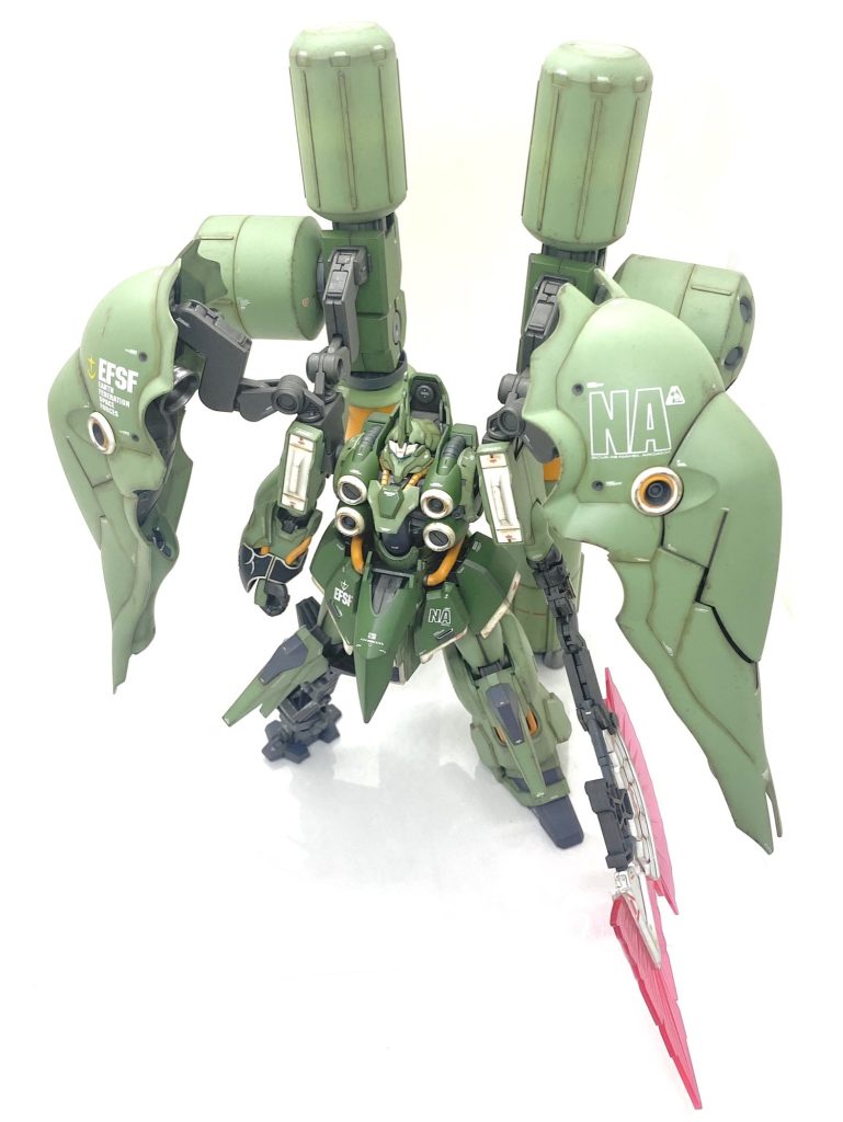 メタリック以外の部分は最後に(クレオス)Mr.カラーGXスーパースムースクリアーをビーム・ジャベリンのビーム刃部には(ガイア)Ex-クリアーを吹き付けて、らいだ~Joe先生のお気軽汚しを参考に(クレオス)水性ホビーカラー焼鉄色をスポンジを使ってチッピング、(クレオス)ガンダムマーカー リアルタッチマーカーブラウン1でへこみ部分に塗って神ペンでぼかし、(タミヤ)ウェザリングマスターでオイルをエッジ部分、バーニア周りはススを付けて、見えるフレームにはエッジ部分にチタンをハゲチョロ風に付けています。