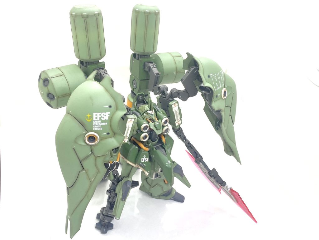 まずは何故クシャトリヤ・リペアードを選んだか?は前にガンスタのコンテストに参加した事があるのですが・・・丁寧には作ったのですが全くクセの無い作品でしたから全て予選落ちで情けない気持ちになりました。最終選考まで残った方がフォロワーでおめでとうリプする際にアドバイスを聞いたら「コンテスト受けしそうなのを選ぶと良いですよ」と教えて頂き、そうなるとνガンダムやストフリ、ユニコーンみたいな主役機なんでしょうがガンダム系はライバルも多そうで余程作り込まないと目立たないと思い、ディテール作りが苦手な自分は諦めました。そうなると次は大きめの機体で過去にビグザムやクシャトリヤが大賞になった事を思い出し、インパクトを考えると・・・デンドロビウム、ネオ・ジオング、ナラティブガンダムA装備、ペーネロペーそしてクシャトリヤ・リペアードが作る候補にあがります。最近は全然再版されないからネット上でもあまり作例が無く、オラザク参加の素体としても作ってみたいと思っていたので・・・今では中古ショップで1万超えはザラなレアキットでありますクシャトリヤ・リペアードをチョイスしました。