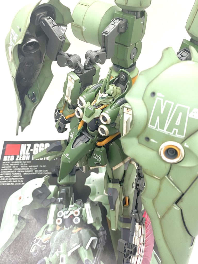 最後は説明書と。クシャトリヤ・リペアードはやはりボリューム満点の大キットで表面処理や部分塗装だけでも大変で細かいパーツも多数有るのでかなり気を遣いました。「なるべくは成型色を活かして・・・」と思うのですが右手の袖の部分やコクピット周り、大型プロペラント・ブースターなんかはどうしても塗装しないと話にならないのでマスキングしたり、細かい箇所は筆塗りしたりと結構塗り分ける所があり、それも本当に大変でした。塗装終わっても墨入れ、デカール貼り、クリアー吹き、ウェザリングと工程が多く、やってもやっても終わらない感覚でしたが・・・「一次突破はしたい!」という確固たる目標があった為に何とか完成しました。今まで作った物の中では最も心を込めて作った物で魂は入ったと思うので(笑)・・・だから大変気に入り、コンテストの結果はどうであれ大切に飾って置こうと思います。ご覧して頂きありがとうございました。