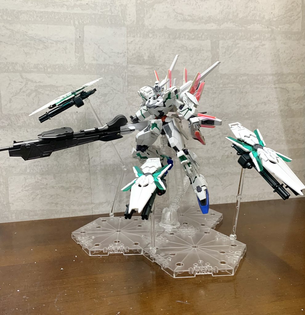 とにかく派手にしたい。ならサイコフレームのユニコーンだ!ってことでミキシングしました。メルカリでフルアーマーユニコーン2体を安く手に入れられたのでラッキーでした。
