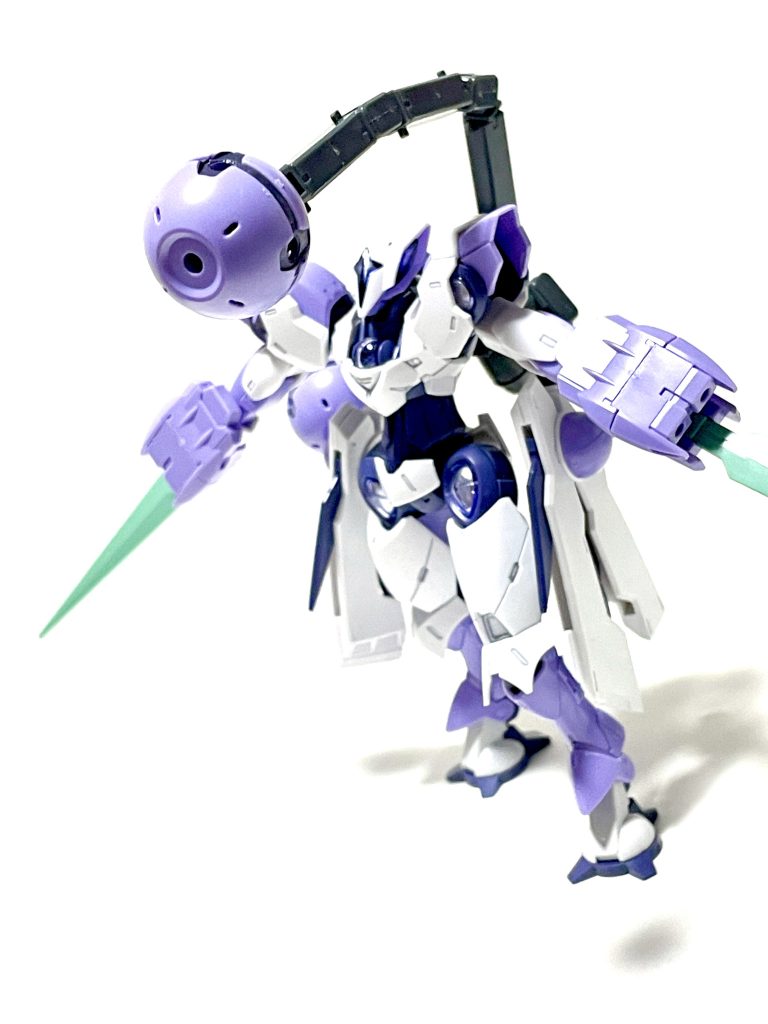 そこで、バックパックにサブアームを装備。ノンキネティックポッドと接続して手ずから敵機に接近させる手段が考案された。