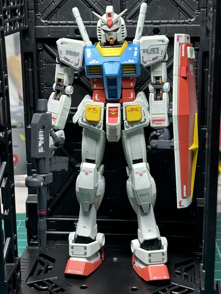どの角度から見てもいい！（かなり特別扱い😆）RGを作る時は、精神と時の部屋にいるみたいに心を落ち着けてやらないと、部品を無くします😅足の前側の台形の部品が、片側どうしても見つからない。と言う事で、諦めてプラバンで応急処置⛑️完了！また、心を落ち着けたい時に、RGの箱を開けたいと思います☺️