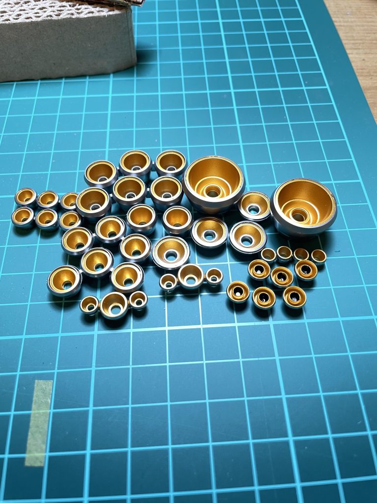 バーニアの内部は全てゴールド塗装。