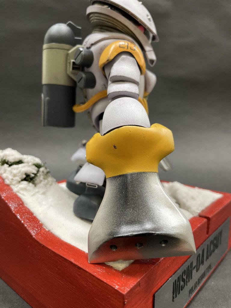 右腕は、破氷作業などができそうな大型の鈍器をイメージした形に。腕にはアームガードを取り付け、飛び散った氷塊からのダメージを防げるように。魚雷の砲身も搭載しています。