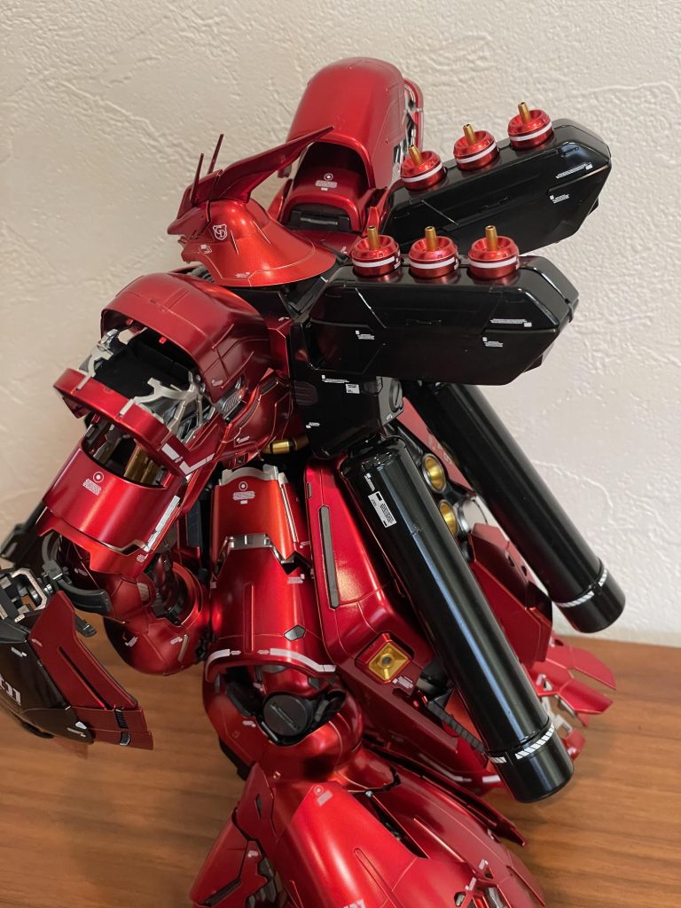 バックパックやプロペラントタンクも同様艶ありブラックです。プロペラントタンクは組み立てたときパイプの歪みがひどかったので塩ビパイプでつなぎ直しました。ボテっと感がなくなりカッコよくなったと思います。