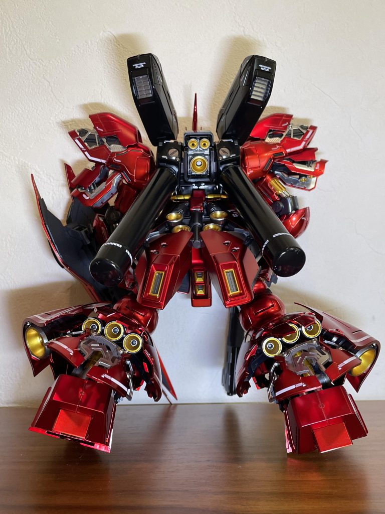 サザビーはやっぱりバーニアの数が多いので後ろから見るとカッコいいですね。