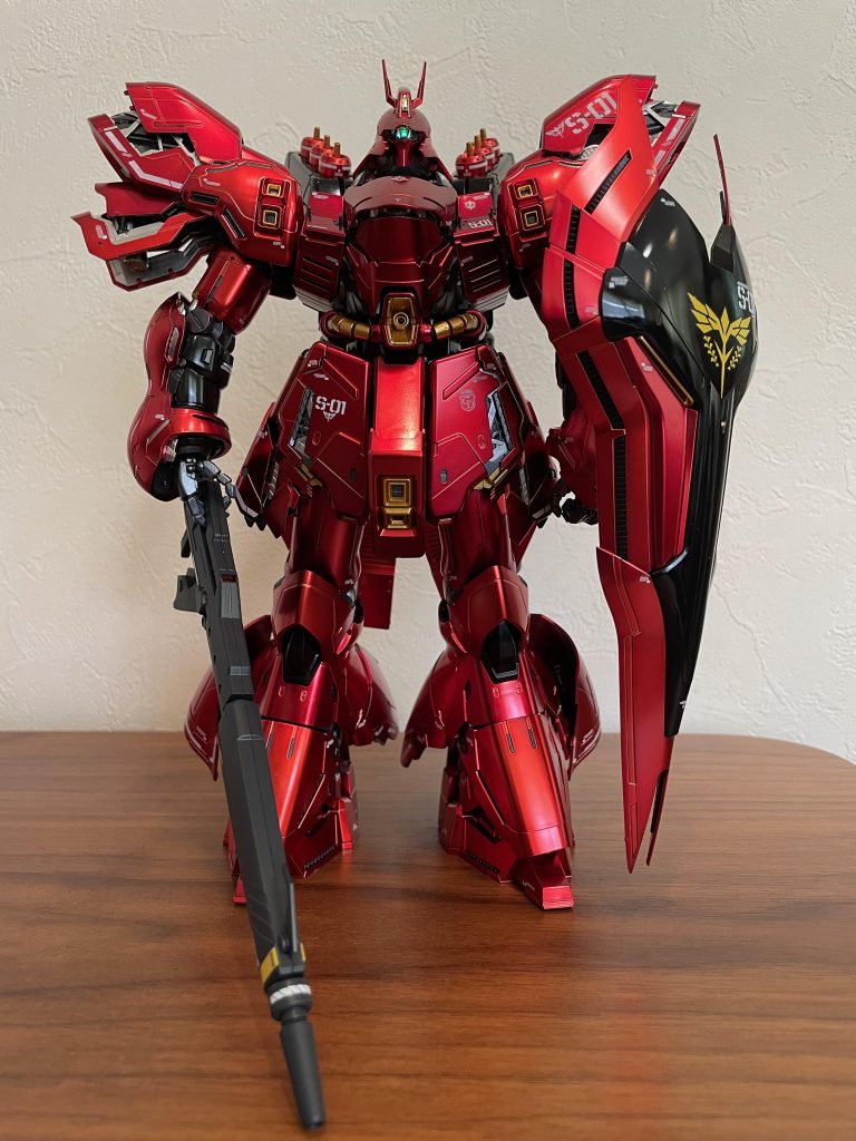 真正面から撮ってみました。盾の輝きが私は好みです。