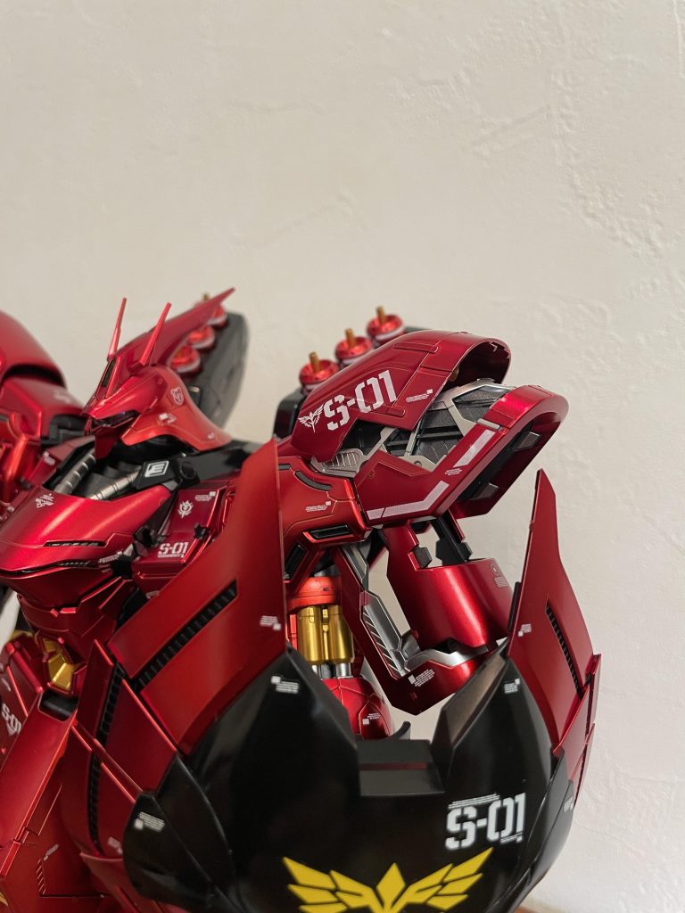 腕のシリンダーのメカメカしさがカッコいいですね。