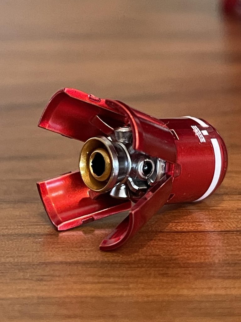 スラスターは、ゴールドとブラック。アポジモーター部分はピンバイスで穴をあけてブラックに塗装！メカ部分はシルバー塗装にしました。