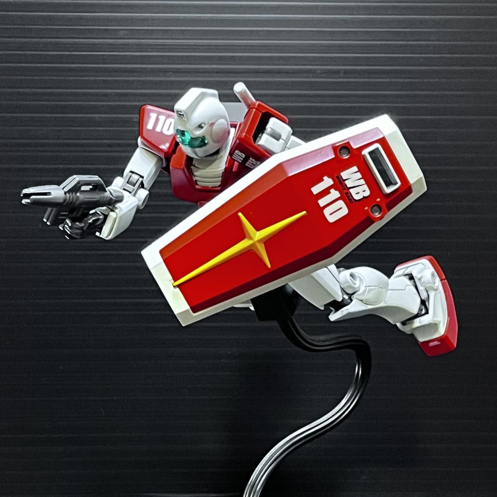 ホワイトベース隊に配属されたジムをイメージして110番のデカールを貼ってみました。