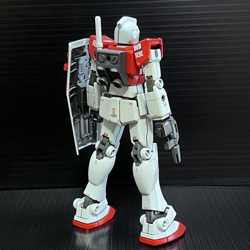 REVIVEガンダムを元にHGジムの頭のミキシングとパテ、プラ板工作で作りました。