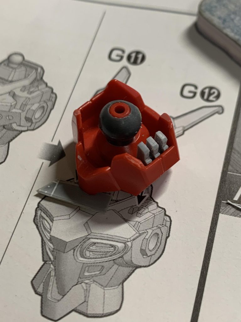 細く見せるために腰のパーツをクアンタに変更し隙間ができたのでプラ板でディテールアップパーツを制作しました！個人的にこだわりポイントです！