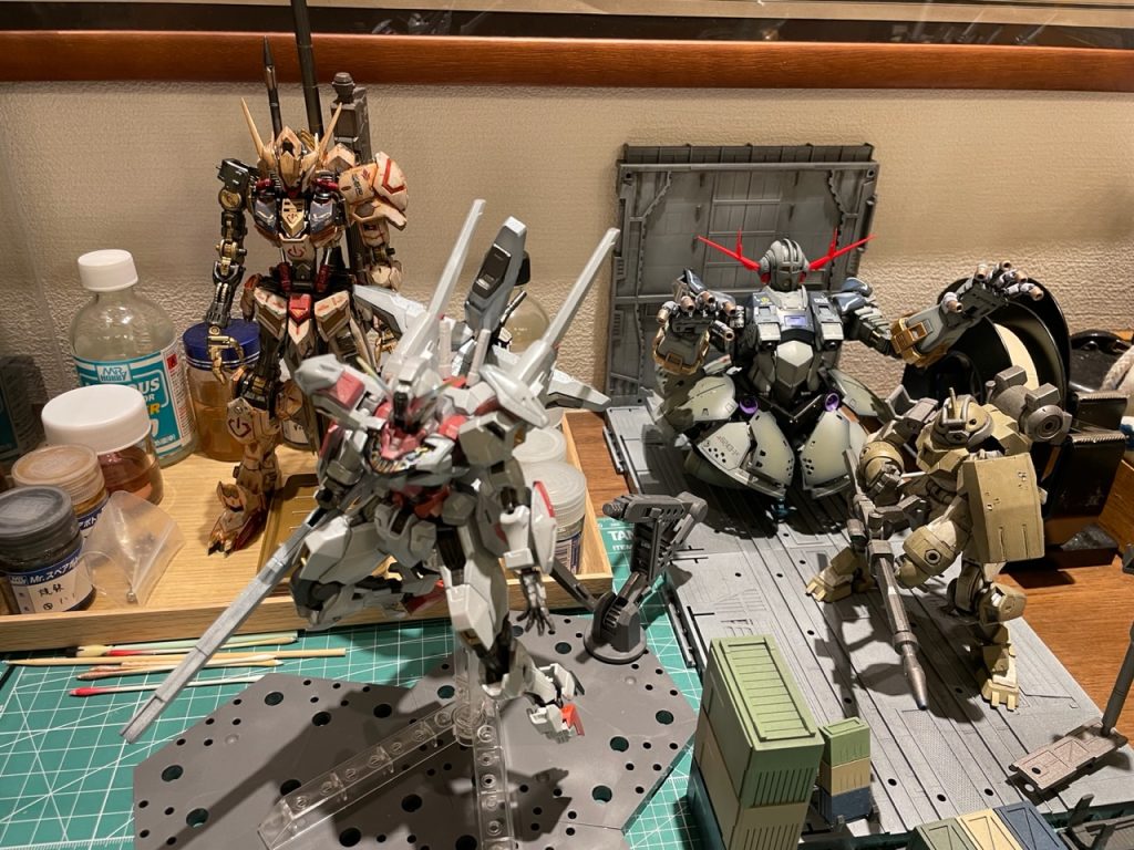 この4体、MGEXユニコーン、ニコイチHGエアリアル試作型と、短期間に6体。満足ですw 置き場所が心配です(ノ∀`)アチャー