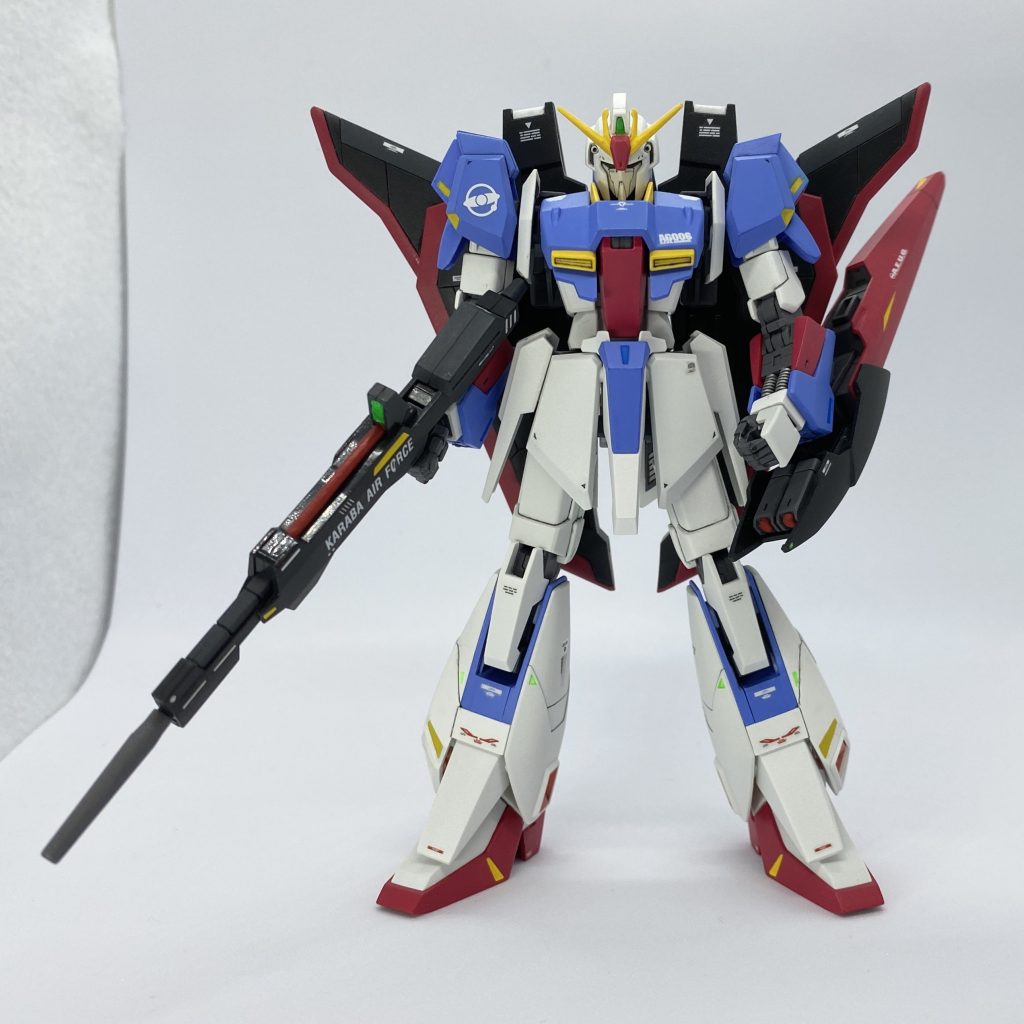 正面デカールは割と多めに貼った印象でしたが、こうして見ると若干足りない感がある。