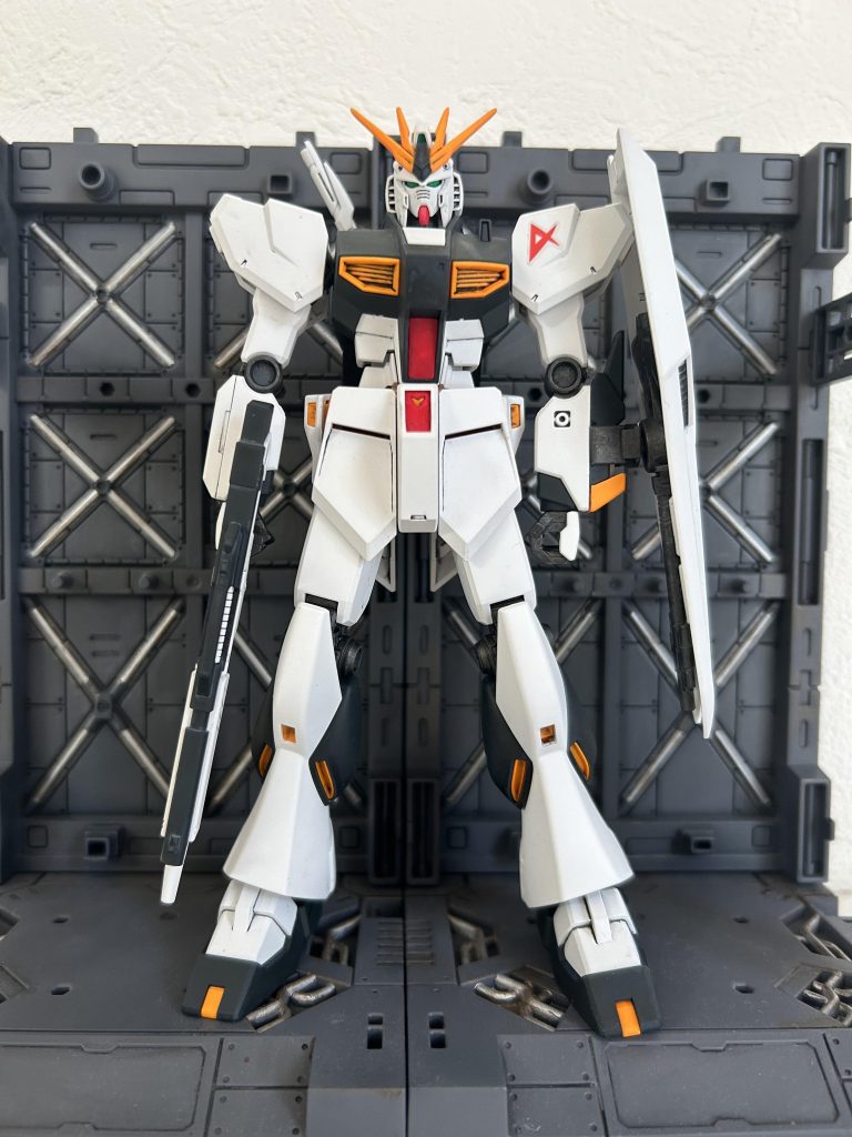 ファーストガンダムの製作では、息子はお手伝い程度に終わってしまったので、νガンダムは全部自分でやってもらいました。部分塗装までやらせてみて、ムラは多いけど初めてにしては上出来です。ただ、ガンプラよりもワンピースの偉大なる船コレクションに興味を持ってしまい、このキットは放置気味でやっと完成。