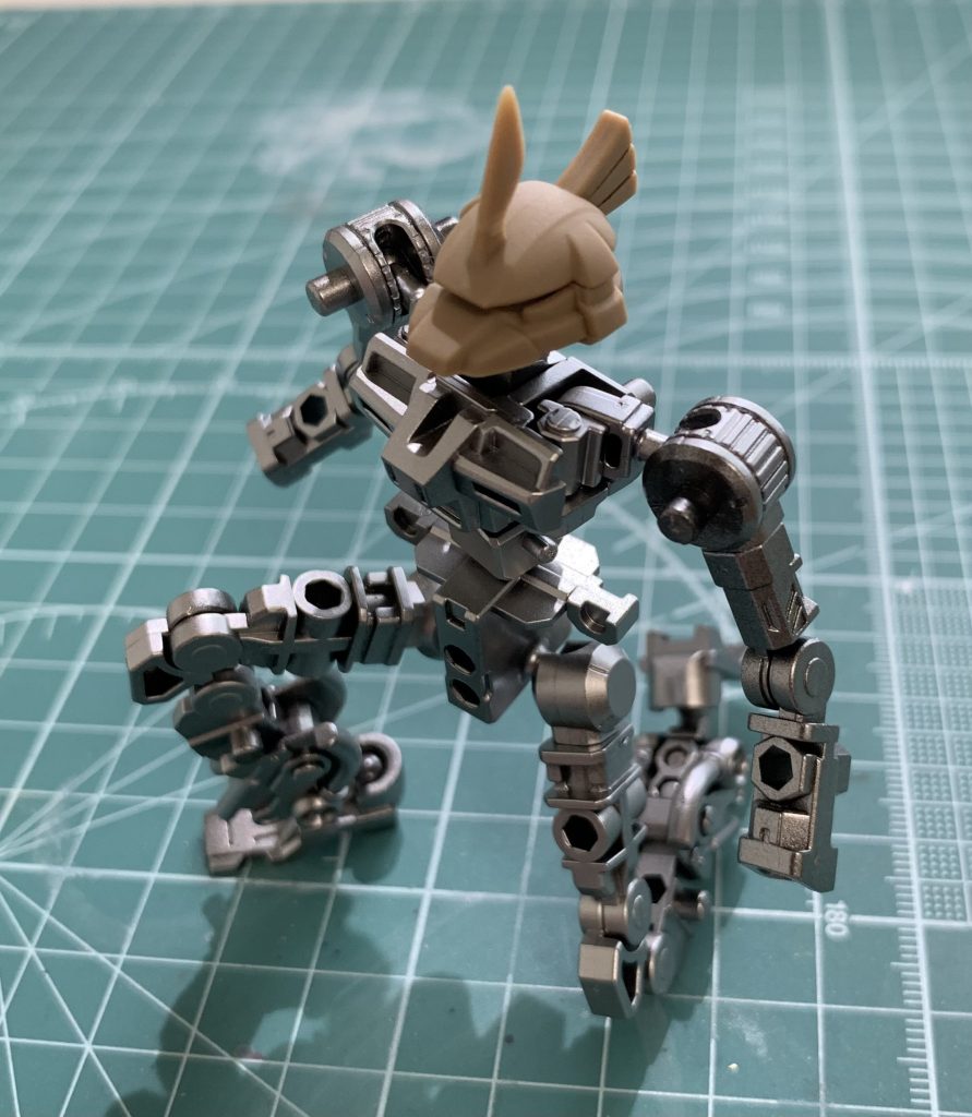 内部フレームは黒だったので下地塗装はサボってシルバー塗装しましたが、いい感じの金属感で良かったです。