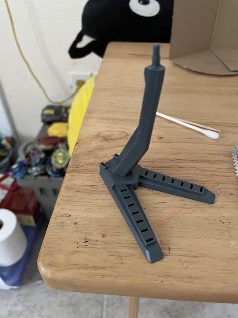 スタービルドストライクガンダムにはディスプレイスタンドが付属します。