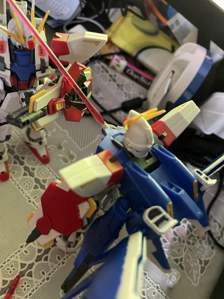 スタービルドストライクアブソーブシールドは差し替えパーツ付き。