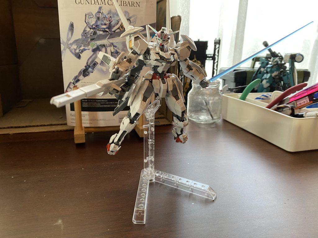 ほとんどが白パーツなのに、素組でも非常に見栄え良くキマる。シンプルすぎるカラーリングだからこそ、最終回で表現された虹色に光るパーツが映えてくるのかもしれません。「でも最終回間際でキャリバーンに乗り換えると思わなかったから、キュアキュアの白はエアリアル改修型でもうやっちゃったんだよなぁ〜」