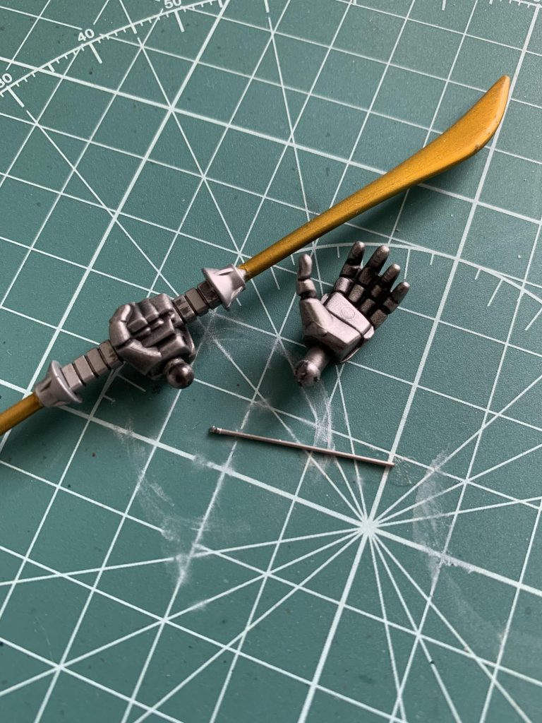 気になった手首は短く切って、真鍮線を軸に入れて接着しました。比較用に素の平手もパチリ