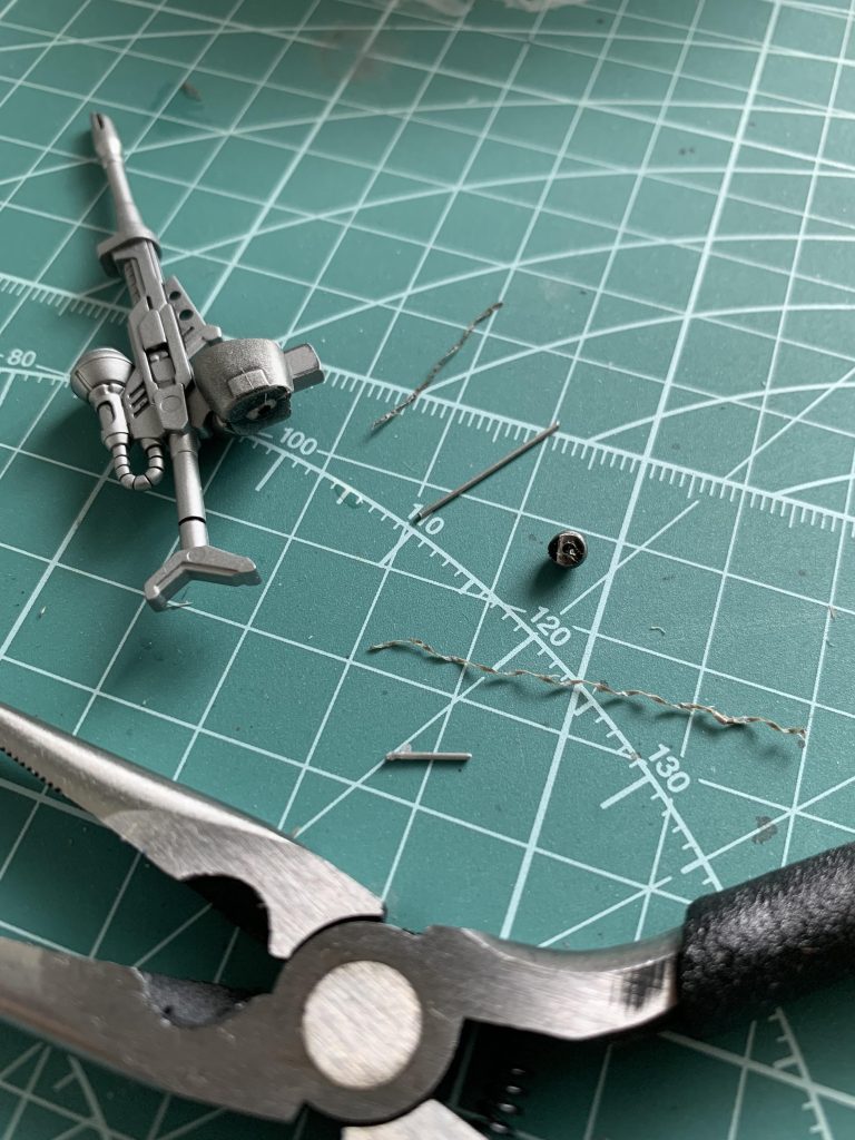 どうやら右手はライフルが気に入ったようで外そうにもビクともしませんw このまま加工するまでです!