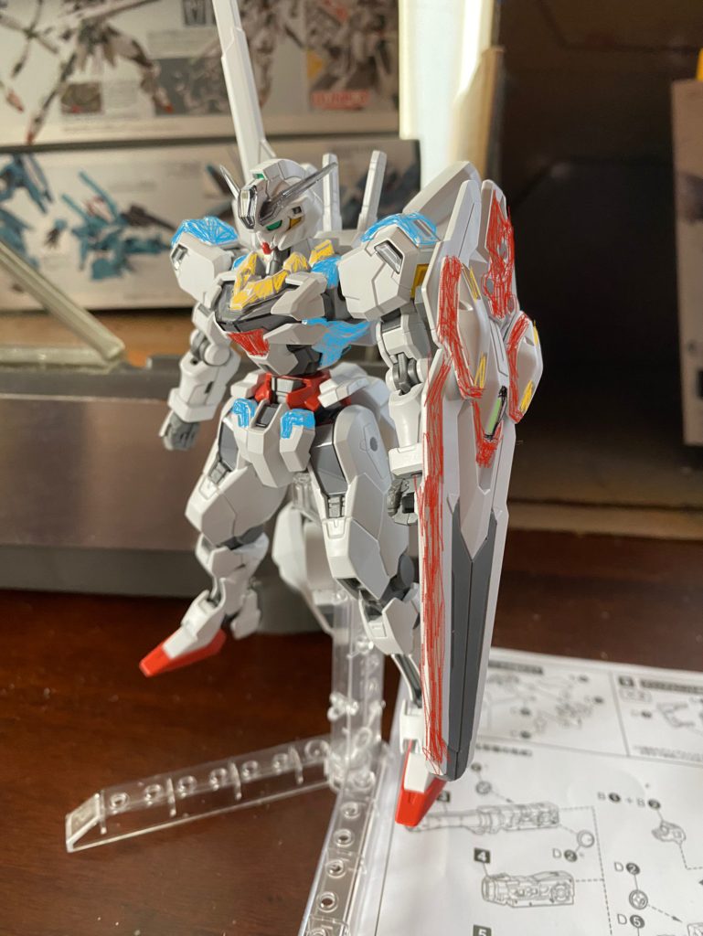 頭の中だけでなく、実際に視覚化してみる事で、カラーリングを決めやすいかもと、iPhoneのデフォルト写真アプリのお絵描き機能でお手軽塗り絵。赤くしてみたり、初ガンのトリコロール風にしたり、ヴィクトリー参考にしたり、色々試しました。