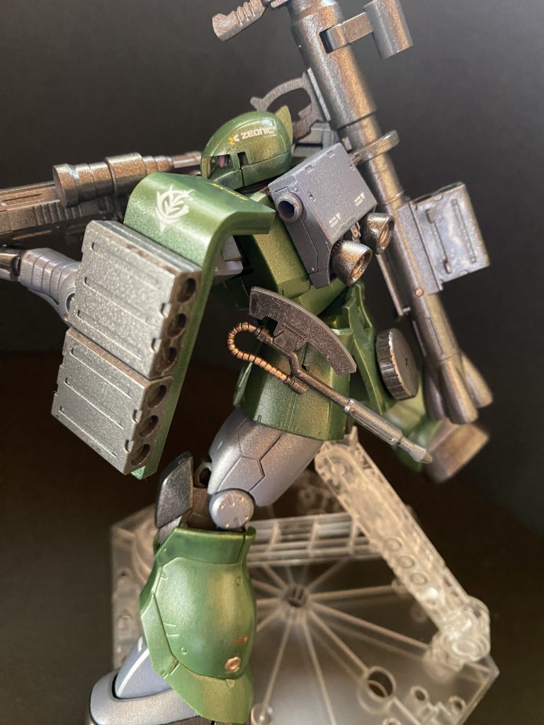 機体色のメタリックグリーンは初めて自分で調色した色であり、自分自身がこうゆう色味だったらきっとカッコいいなと思うザク系のグリーンを表現したイメージ通りの色味でした。当時はまだエアブラシも標準の3ミリ口径しか買っておらず、それでよくメタリック塗装出来たなと、今から見れば無知で苦笑いな部分もありますw最期まで見て頂き有難うございました。まだまだ未熟ですが、これからマイペースに投稿していこうかと思いますので、どうぞ宜しくお願い致します。