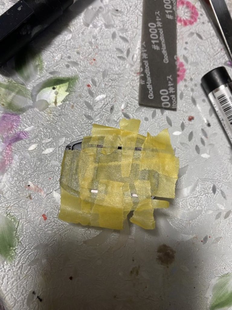 部分塗装ですマスキングテープで細かい所を塗りましたはみ出したところは綿棒で薄め液使って綺麗に拭き取りました！