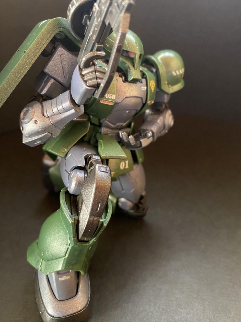 初ガンスタ投稿になります。作品自体も、エアブラシで初めて全塗装したものだったと記憶しています。それまでのザクIというと、やられ役のザクIIからしてもなお旧型という設定など、自分の中でもあまり魅力を感じる機体では無かったのですが、そのイメージを覆す緻密なデティールとプロポーション、HGながら驚きの可動範囲を備えるなど、名キットであったと思います。しかしながら、その整形色のままでは自分の中でのイメージと少しかけ離れていると感じ、恐る恐るも初めてのエアブラシを使った全塗装という分野に足を踏み入れたのでした。それにより完成した時の満足感というものが今も作品作りを続けている原点となったのかも知れません。