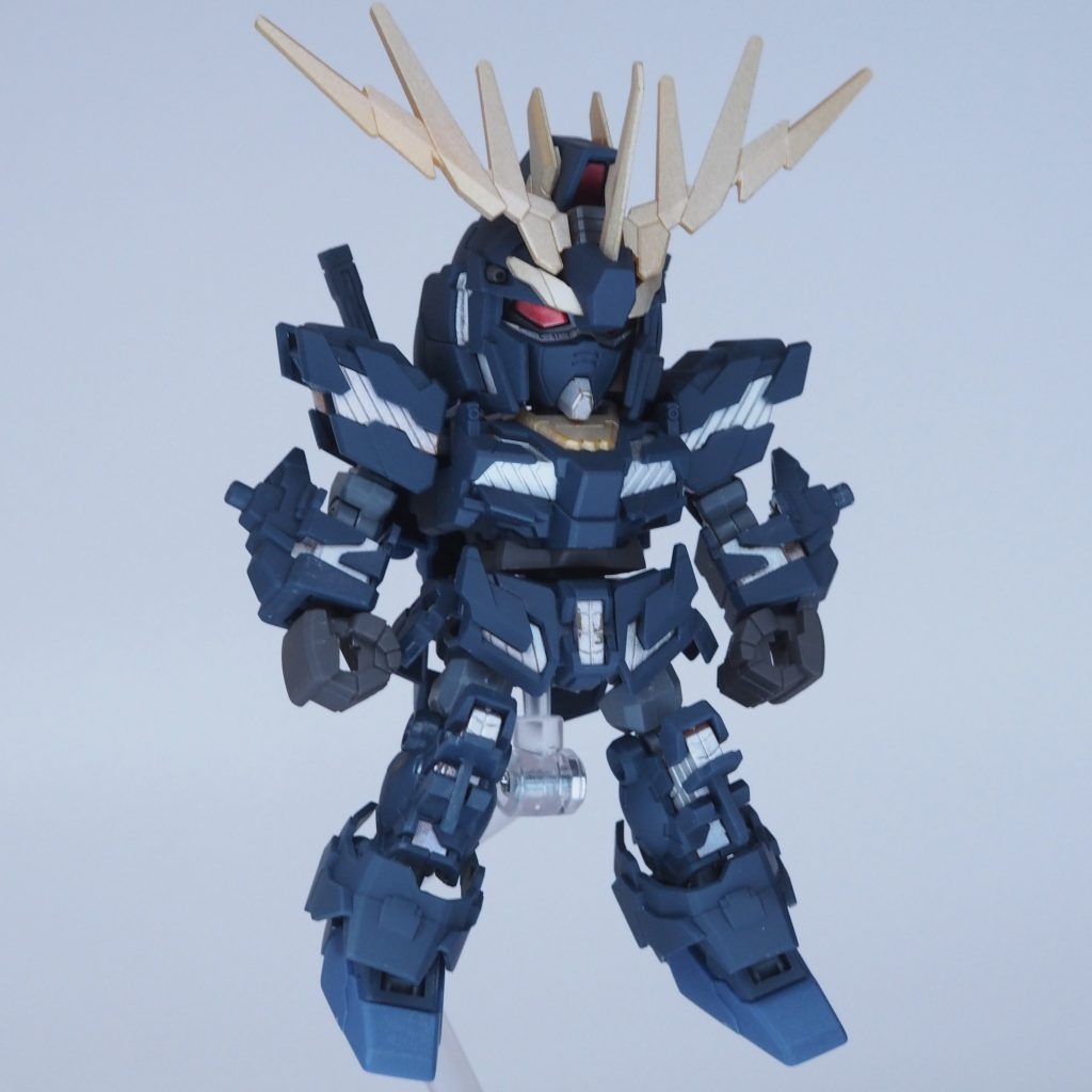 素のバンシィです。サイコフレームがシルバーに見えるように撮ってみました。ここからは先はアクションポーズです。