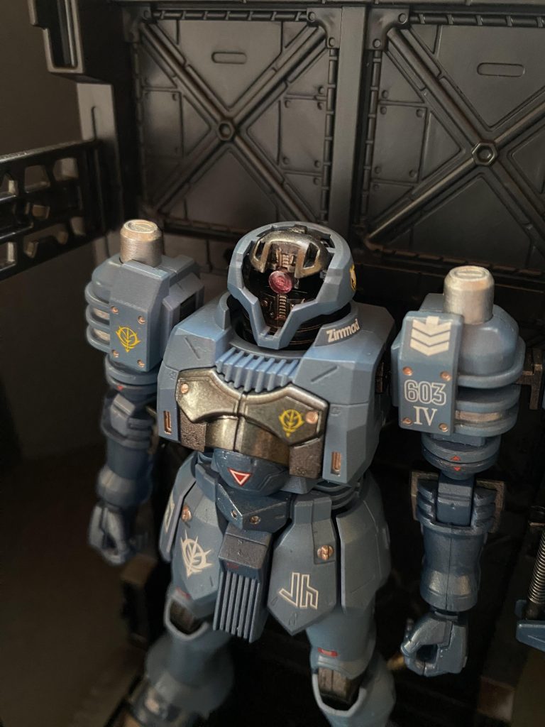 ところが万全の準備で迎えた第一回評価試験において、3番機のエンジンが突如暴走。機体は空中分解を起こしてしまう。「整備は、、どうなっていた!」モニク・キャデラック特務大尉の怒号が響く中、改めて整備記録を入念に確認した整備班長は「発進前の機体に異常なし 整備不良の可能性は極めて低い」との報告を上げた。