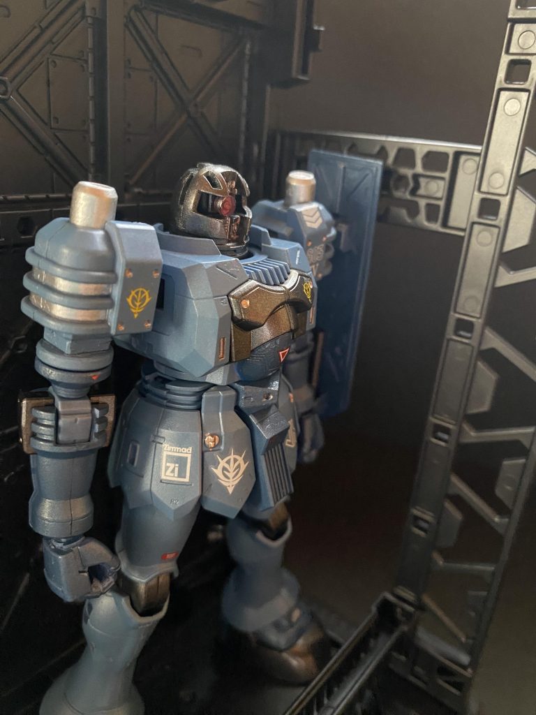 登場作品であるMSイグルーはとても大好きな作品であり、学生時代にDVDを借りて繰り返し観ていました。ジオン側の目線からみた一年戦争のストーリーで、3DCGで描かれたメカがとにかくカッコよく、一気にジオン製MSを好きになりました。ヅダはこの作品オリジナルのMSであり、このキット自体も2006年発売、No.65でありながら、細かなデティールやMGの様な内部機構の再現、モノアイ周辺のクリアパーツ、充実した武装類などが付属しながら定価¥1540というコスパを実現した、これもまた名キットです。「ジオン脅威のメカニズム」ならぬ「バンダイ脅威の技術力」と興奮しながら組み立てたものでした。