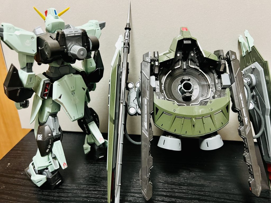 造形が良いので、パイプっぽい箇所等の金属感が出るようにシルバー等で部分塗装してます。↑↓